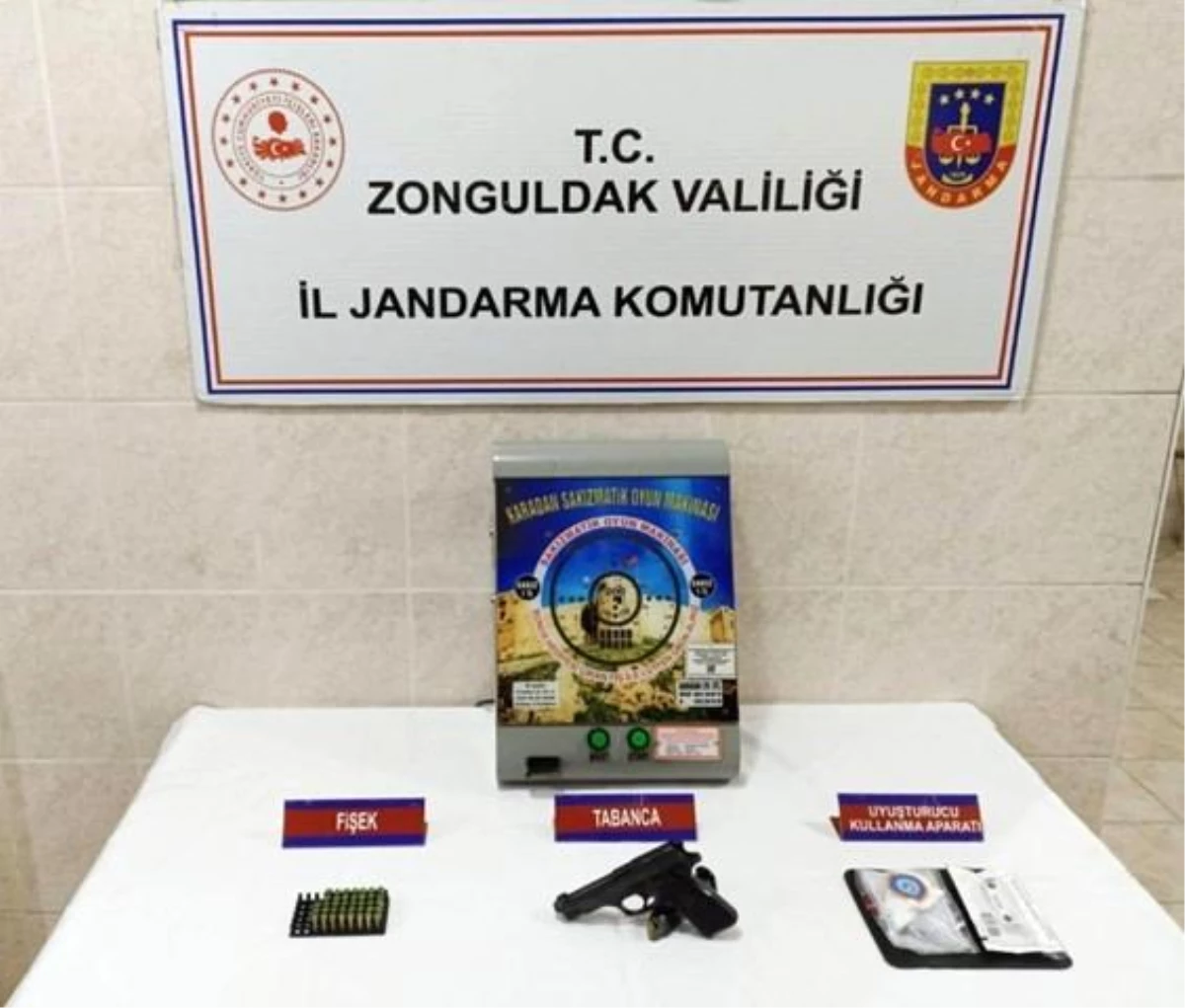 Zonguldak\'ta Ruhsatsız Tabanca ve Kumar Makinesi Ele Geçirildi