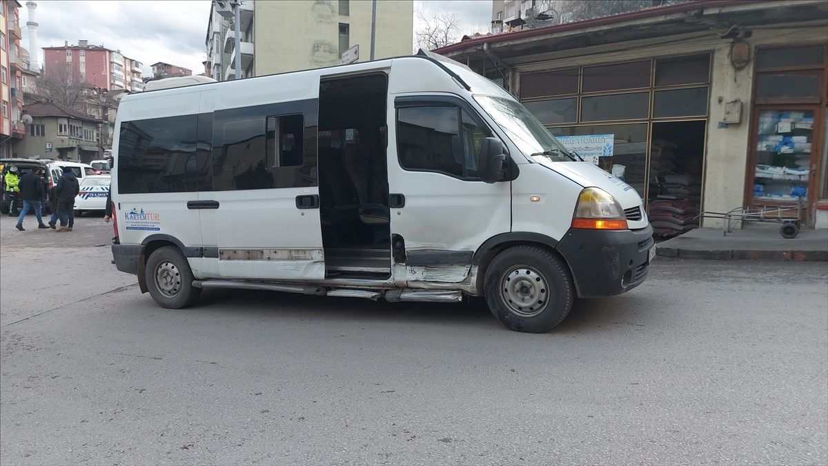 Karabük\'te minibüsle çarpışan otomobilde 2 kişi yaralandı