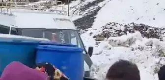 Kardan Yolu Kapanan Köyde Rahatsızlanan Bebek Ambulansla Hastaneye Götürüldü