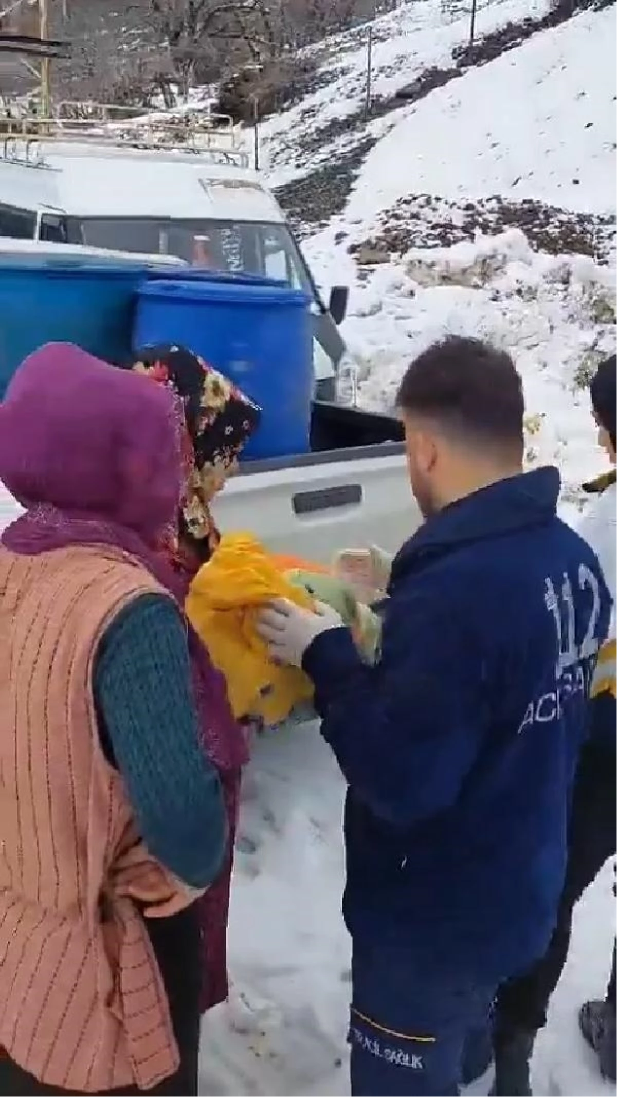 Kardan Yolu Kapanan Köyde Rahatsızlanan Bebek Ambulansla Hastaneye Götürüldü