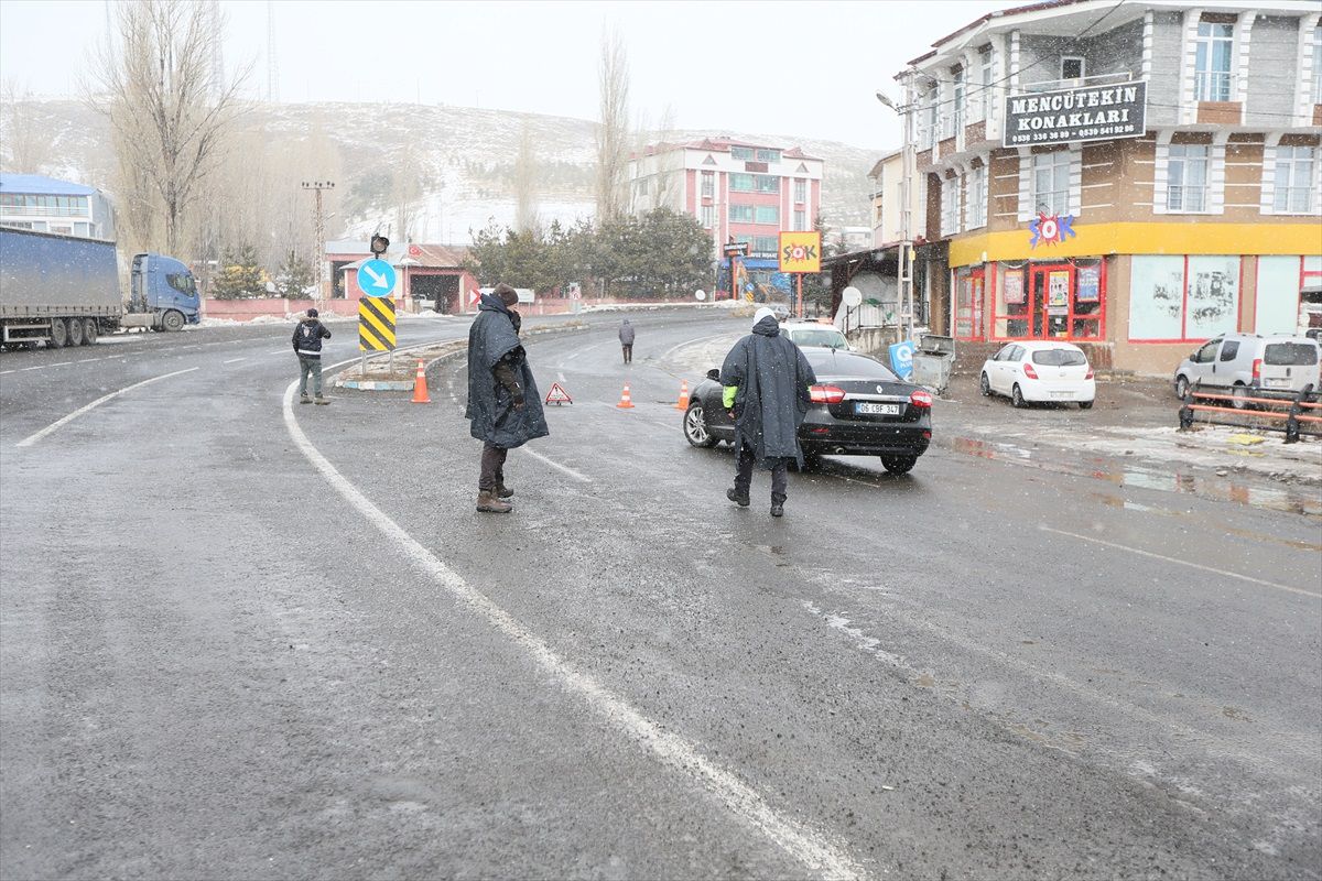 Kars-Ardahan kara yolu yoğun kar ve tipi nedeniyle ulaşıma kapatıldı