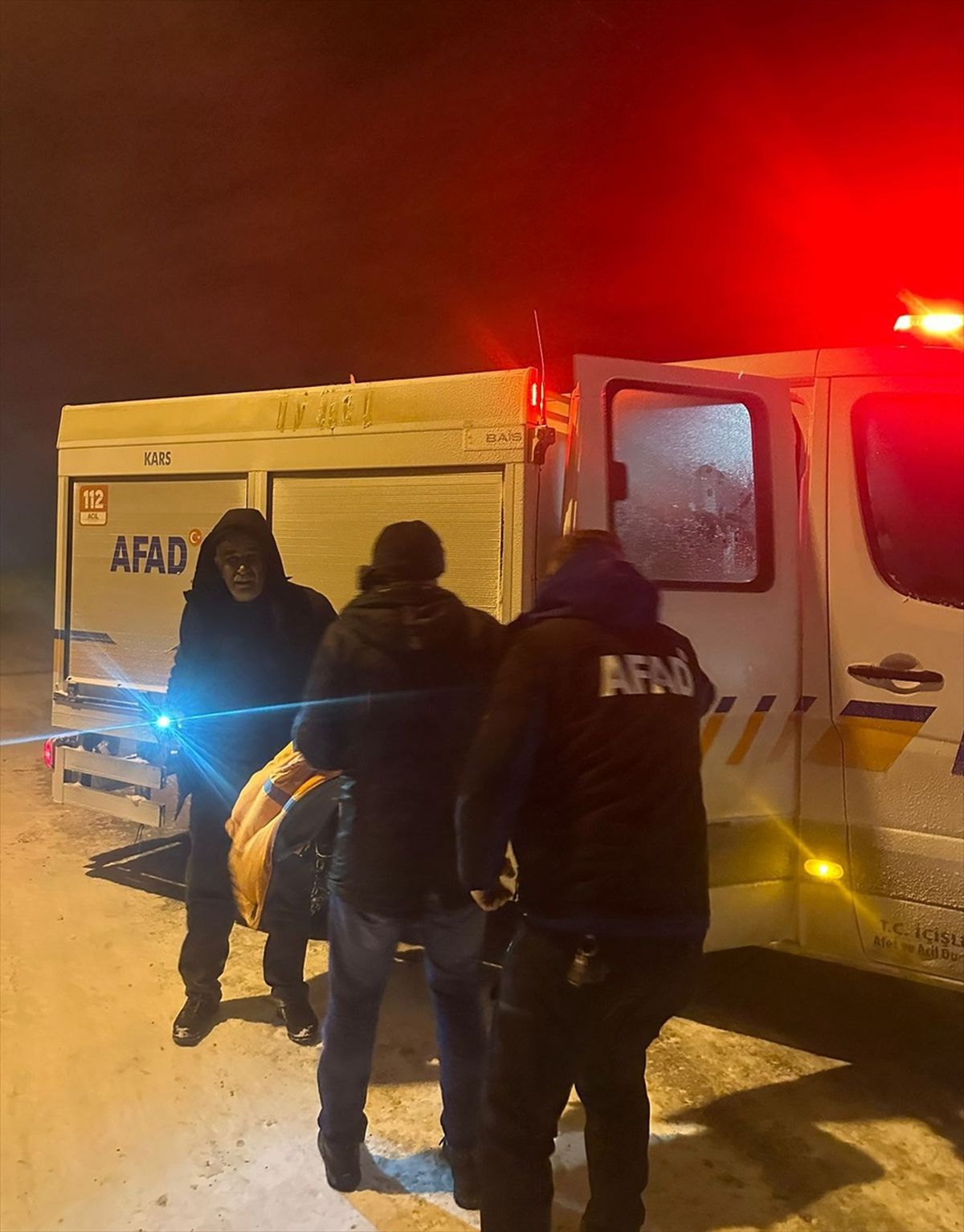 Kars\'ta Kar ve Tipi Nedeniyle Mahsur Kalan Araçta 3 Kişi Kurtarıldı