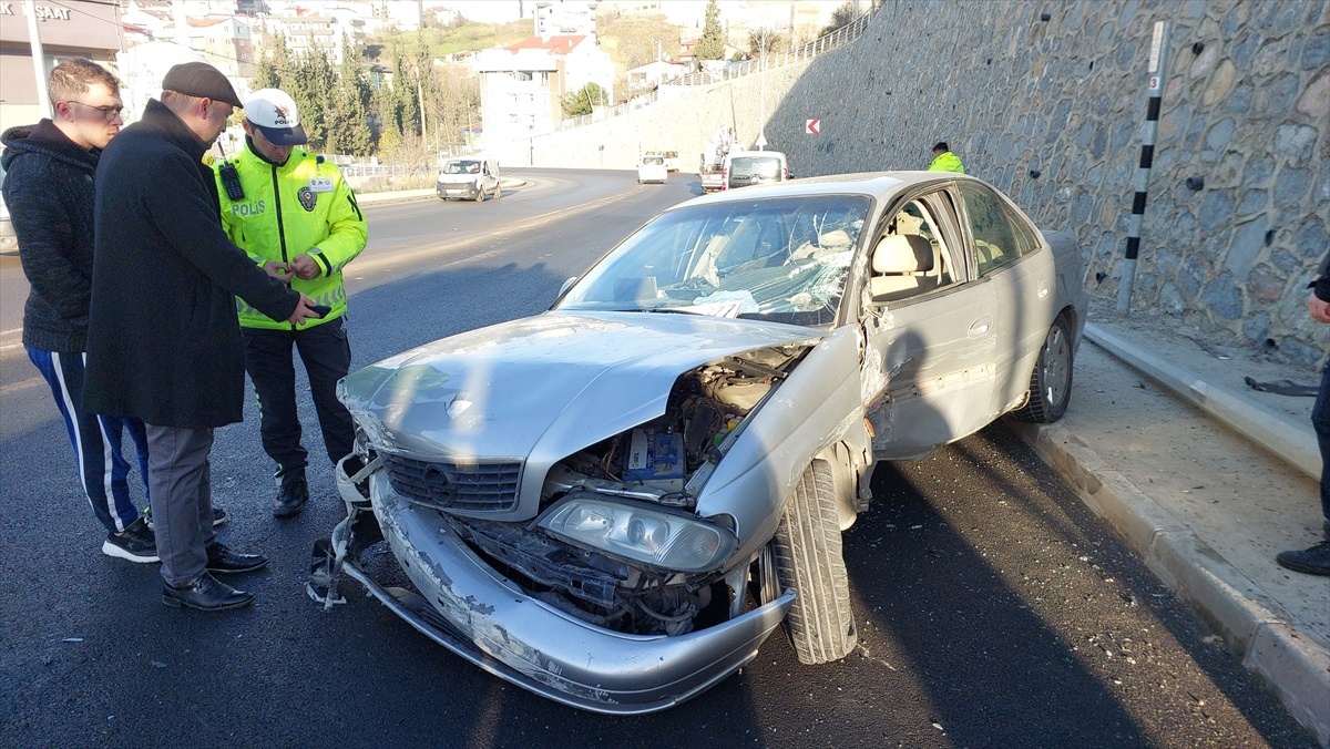 Gebze\'de Aydınlatma Direğine Çarpan Otomobilin Sürücüsü Ağır Yaralandı