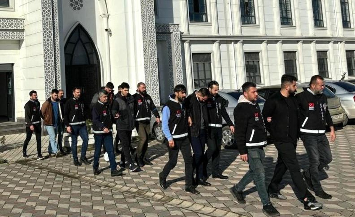 İzmit\'te 5 kişi, yağma ve hürriyetinden yoksun kılma suçundan tutuklandı