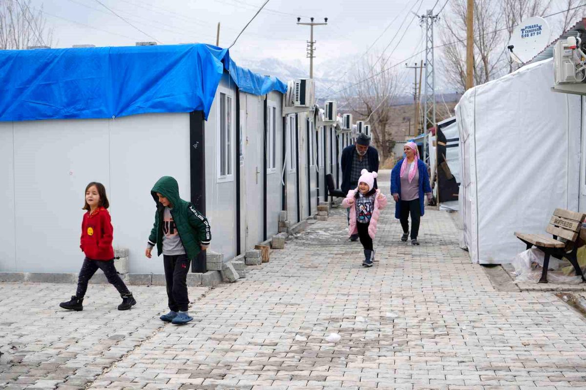 Depremin yıl dönümünde çocuklar oyun oynamaya devam ediyor