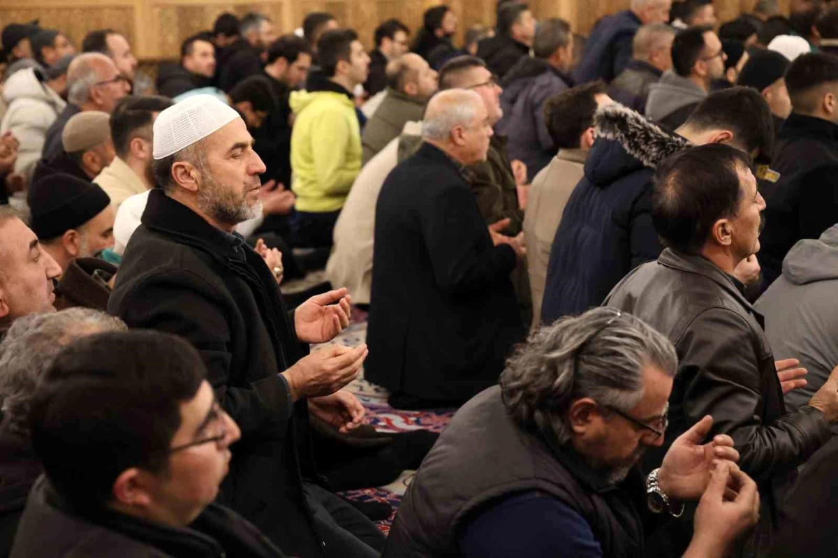 Konya\'da Miraç Kandili\'nde Camiler Doldu, Depremzedeler İçin Dua Edildi