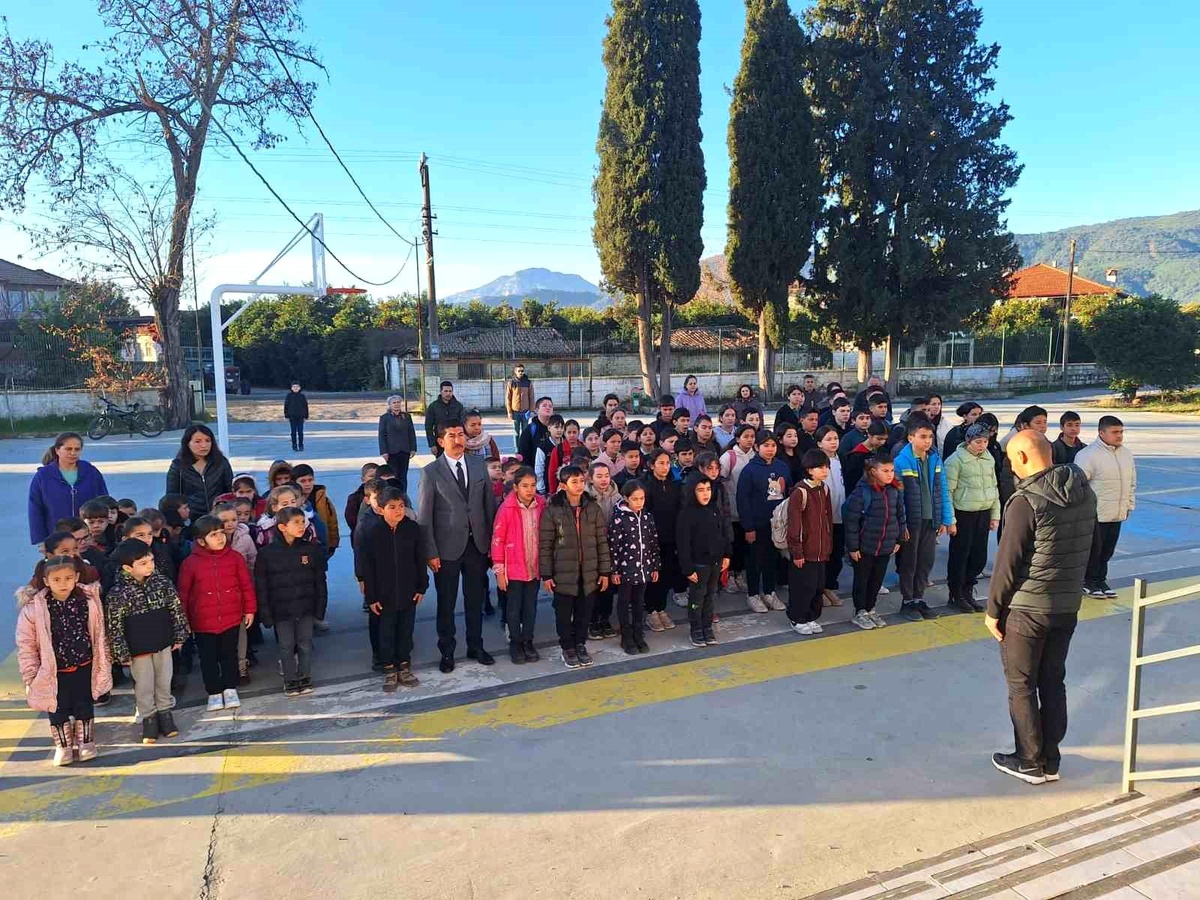 Muğla\'da asrın felaketinde kaybedilen canlar için okullarda saygı duruşu yapıldı
