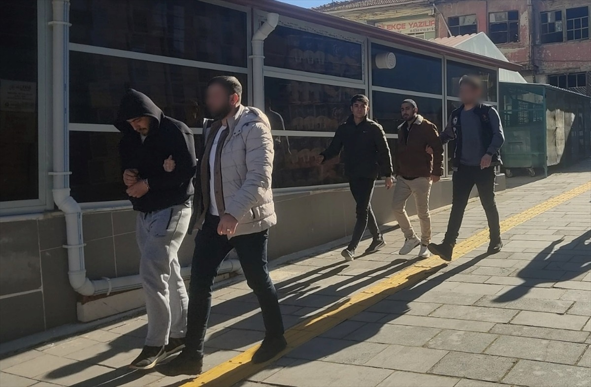 Kütahya\'da Uyuşturucu Operasyonunda 3 Zanlı Tutuklandı