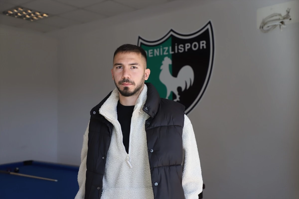 Denizlisporlu futbolcu Emre Sağlık, sahada bulduğu telefonu atak sırasında elinde tuttu