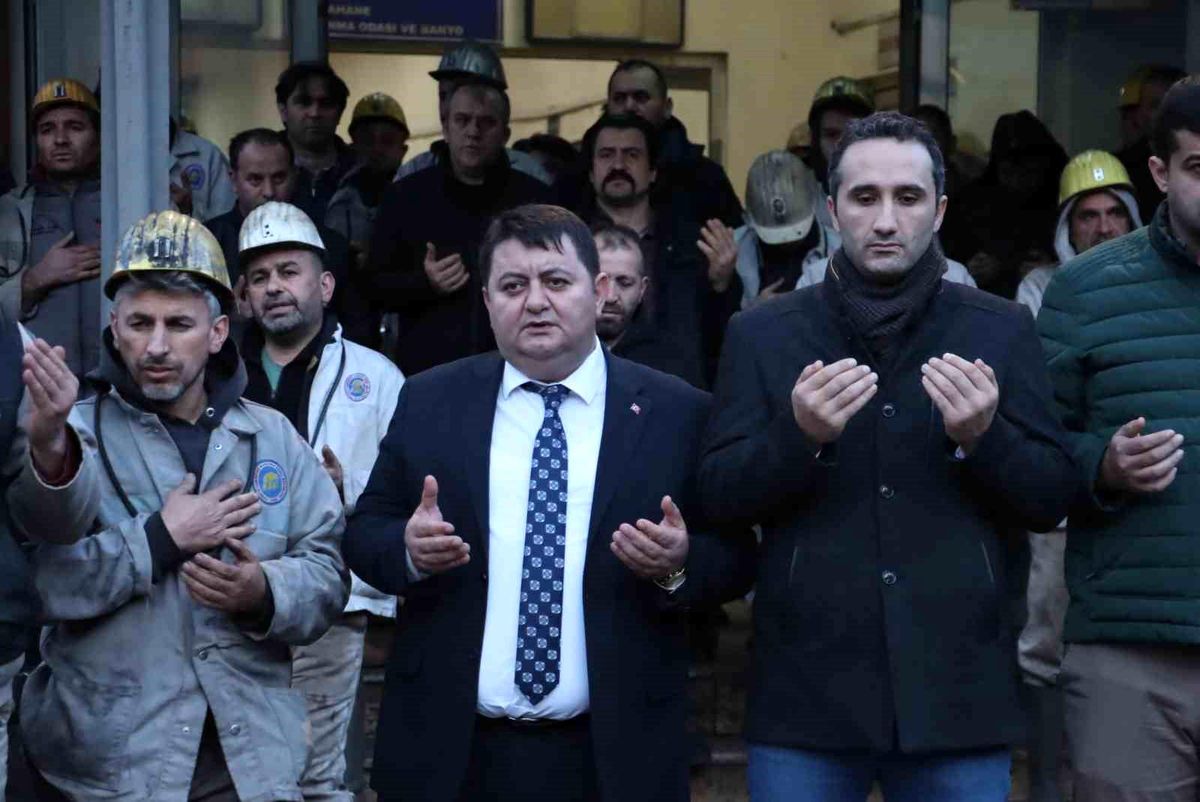 Zonguldak\'ta Maden İşçileri Depremde Hayatını Kaybedenleri Dualarla Andı