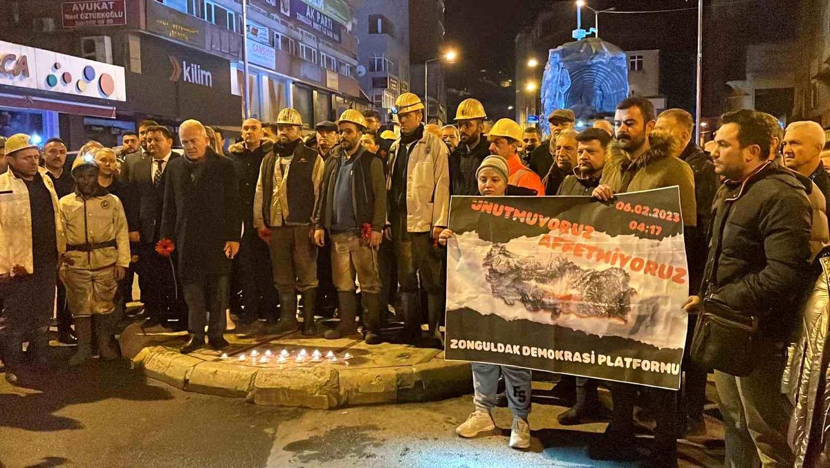 Zonguldak\'ta Maden İşçileri Depremde Hayatını Kaybedenleri Anma Töreni Düzenledi