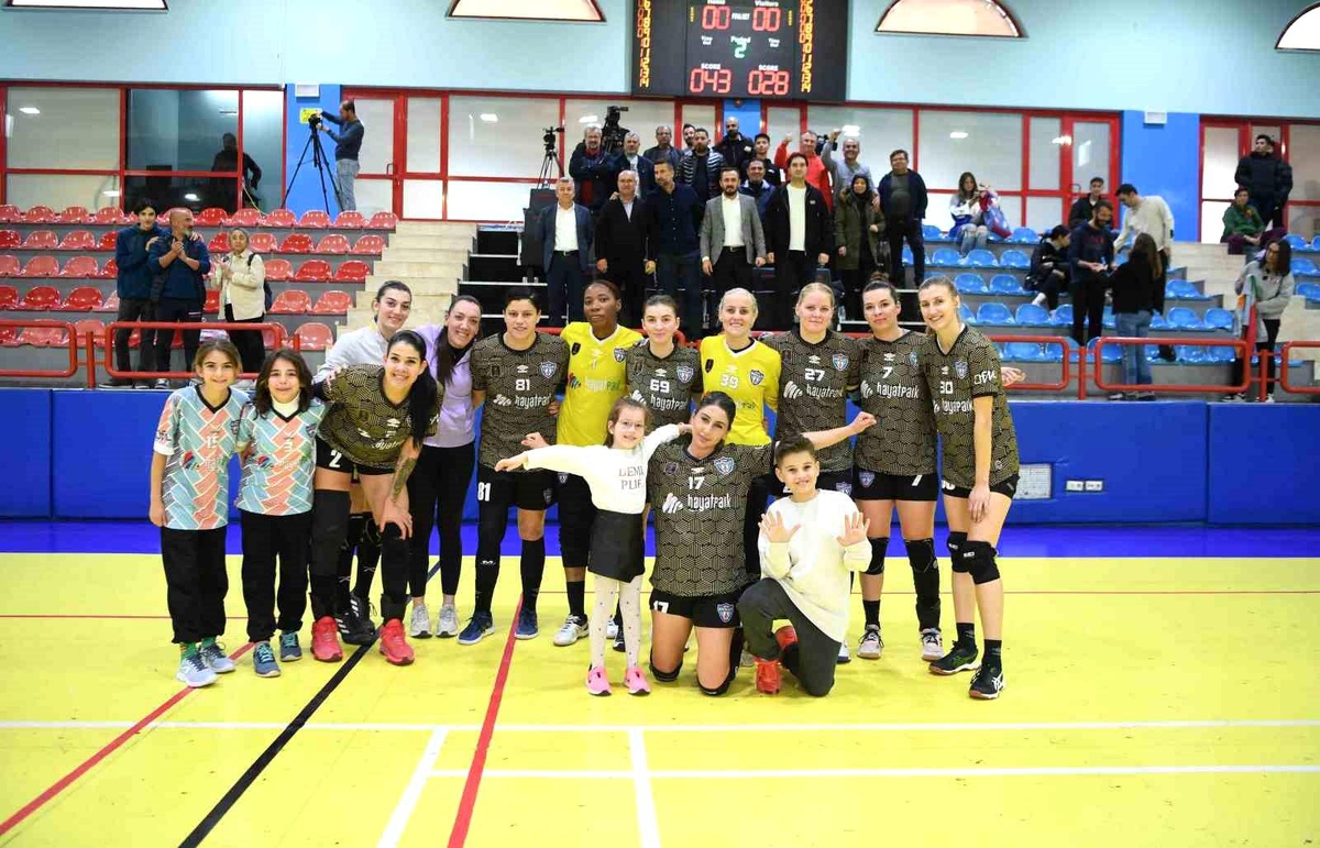 Konyaaltı Belediye Spor Kadın Hentbol Takımı Görele\'yi mağlup etti