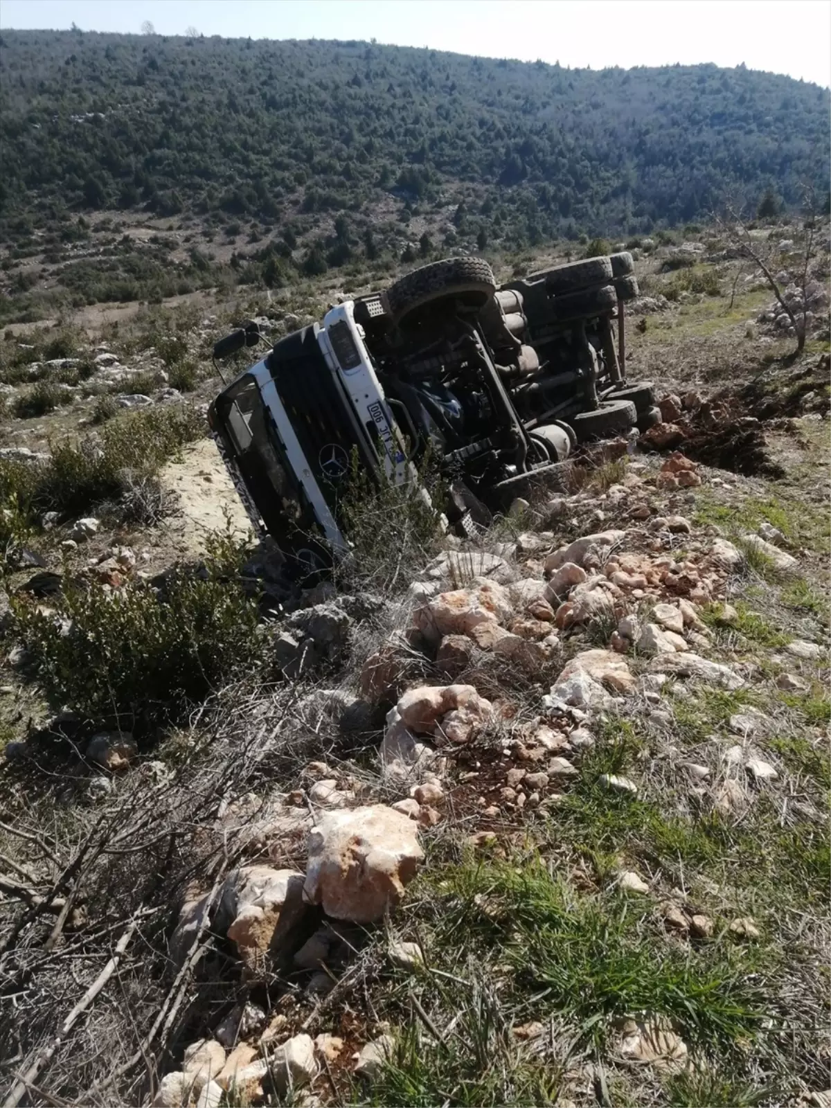 Mersin\'de şarampole devrilen kamyonun sürücüsü yaralandı