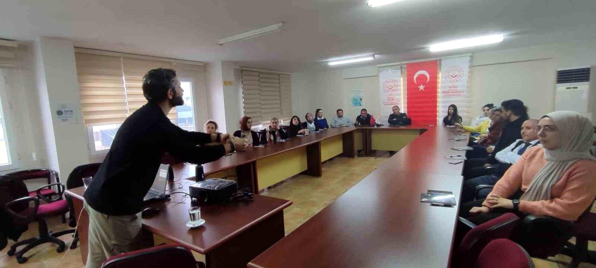 Mersin\'de Vatandaşlar Terör Faaliyetleri Konusunda Bilgilendiriliyor
