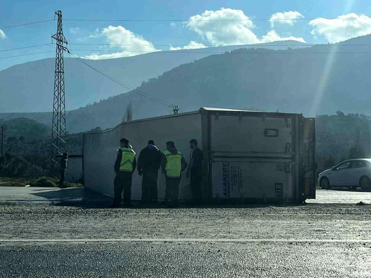 Muğla\'da balık yüklü tır devrildi, 1 kişi yaralandı