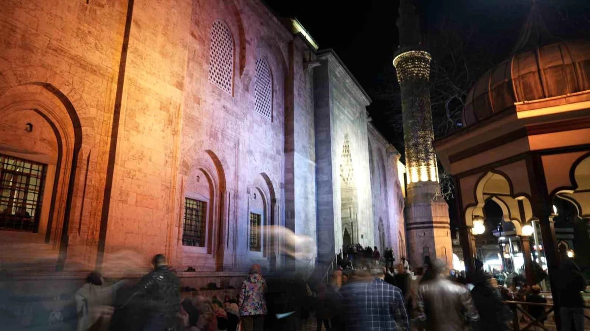 Bursa\'da Miraç Kandili sebebiyle vatandaşlar Ulu Cami\'ne akın etti