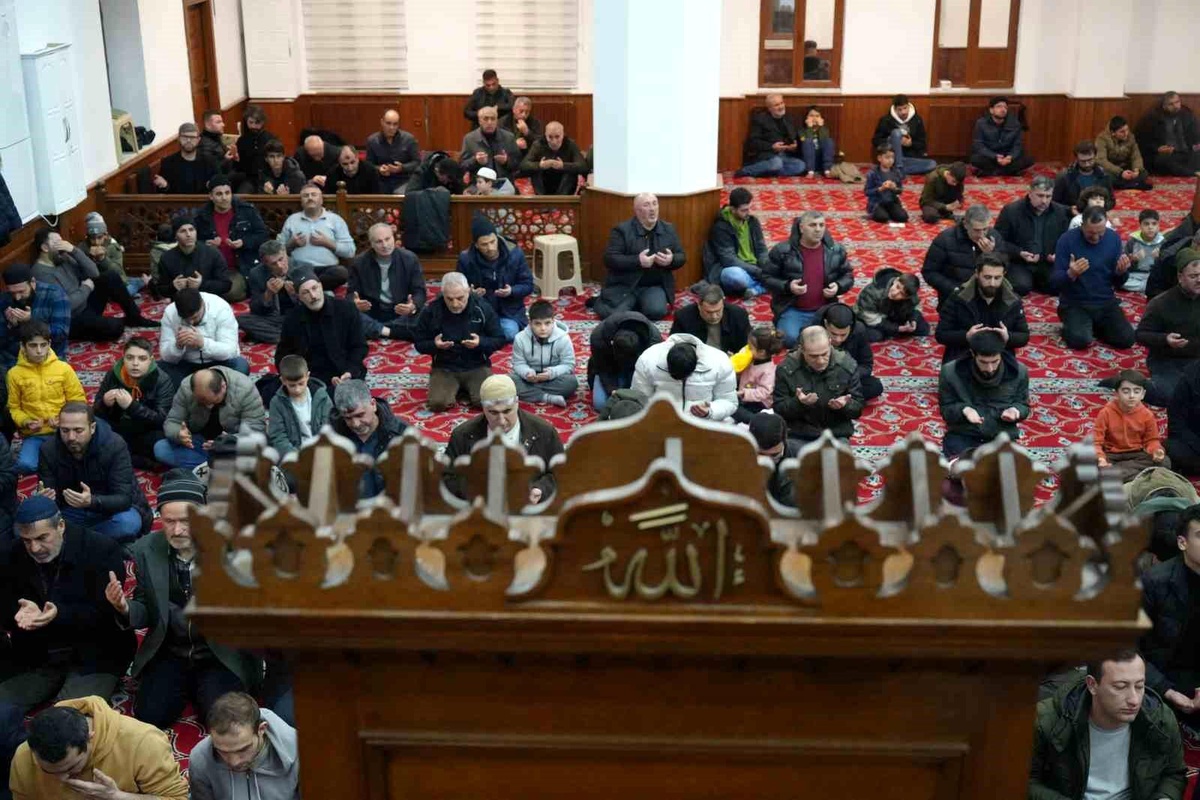 Muş\'ta Miraç Kandili\'nde Vatandaşlar Camilere Akın Etti