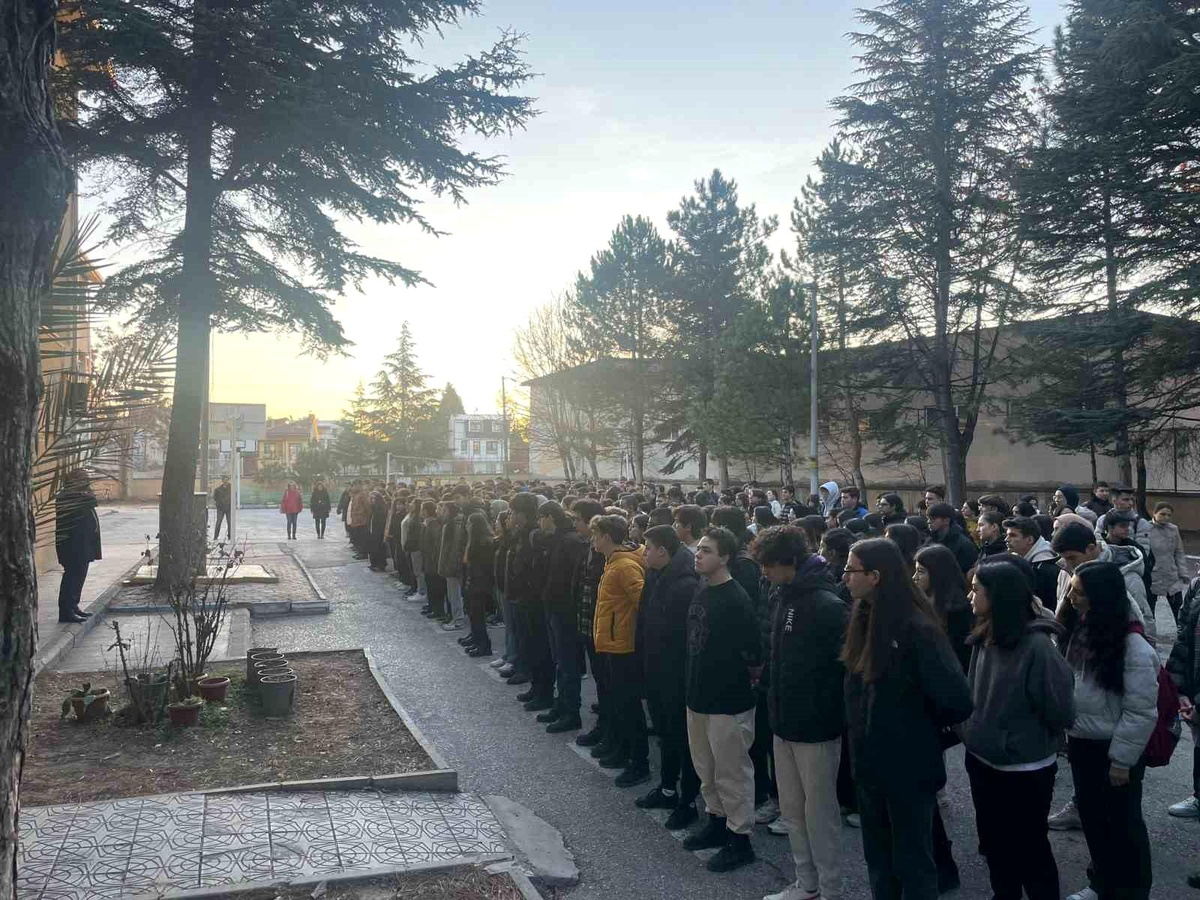 Eskişehir Gazi Mustafa Kemal Anadolu Lisesi\'nde 6 Şubat depremlerinin yıldönümü saygı duruşu