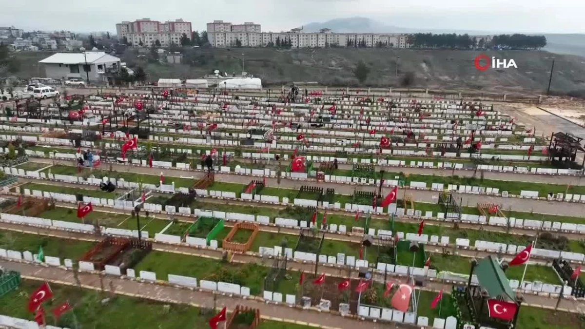 Adıyaman\'da Depremde Kaybedilenlerin Mezarlarına Eşyalar Bırakıldı