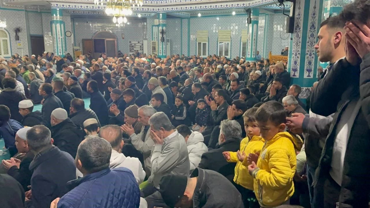 Osmaniye\'de depremlerden etkilenen vatandaşlar Miraç Kandili\'nde camilere akın etti