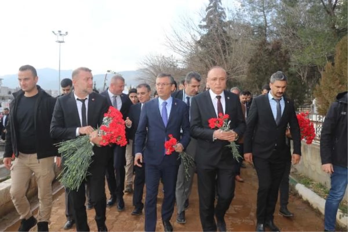 CHP Genel Başkanı Özgür Özel, İslahiye\'de depremde hayatını kaybedenlerin aileleriyle buluştu