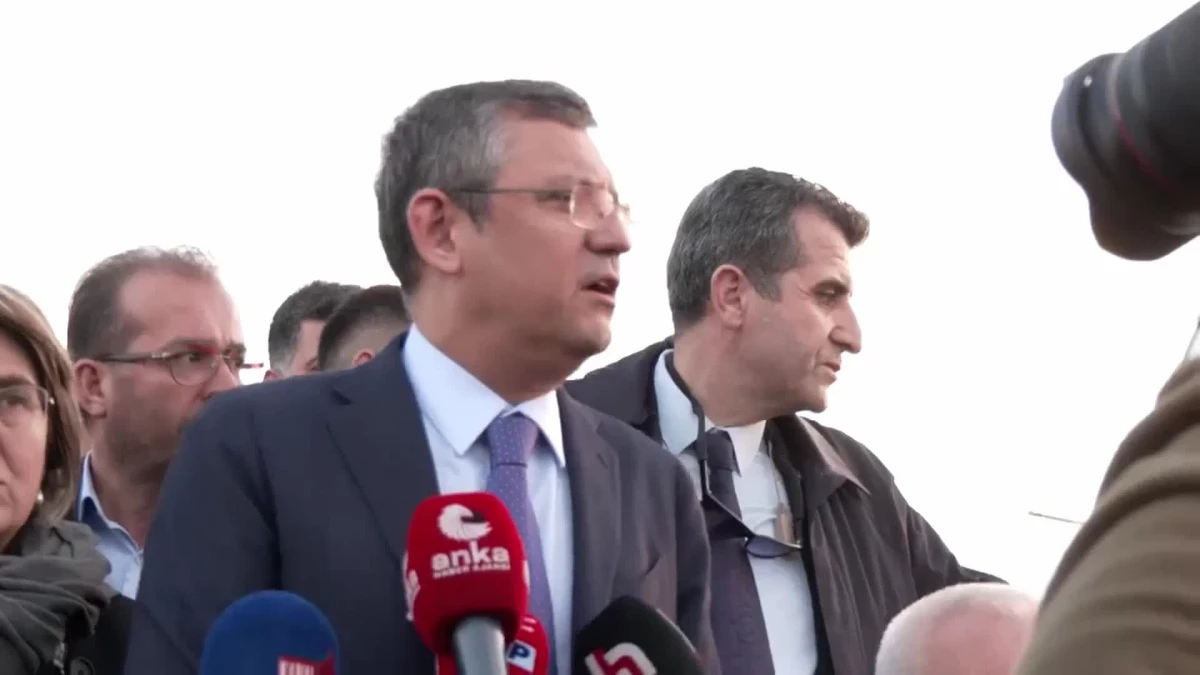 CHP Genel Başkanı Özgür Özel, Kahramanmaraş\'ta deprem sonrası yapılan konut dağıtımını eleştirdi