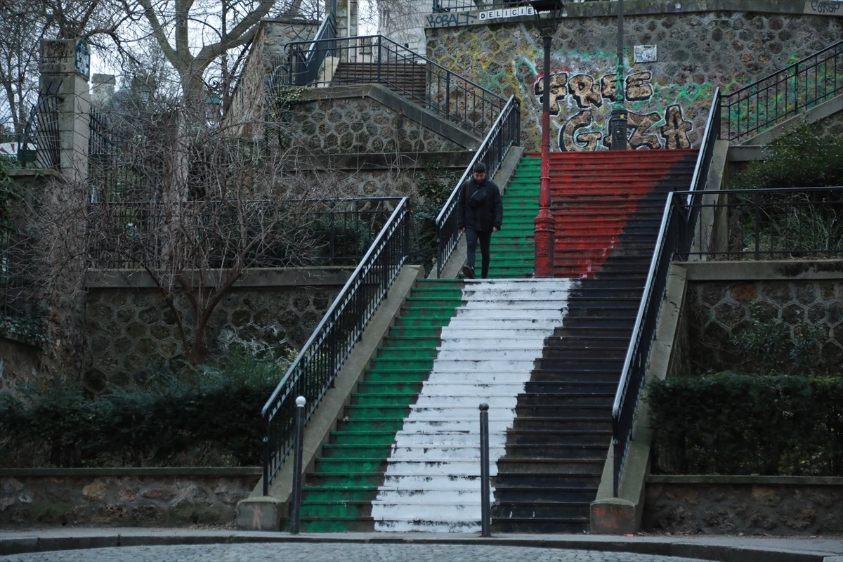 Paris\'teki Sacre Coeur Bazilikası\'na Filistin bayrağı renkleriyle destek