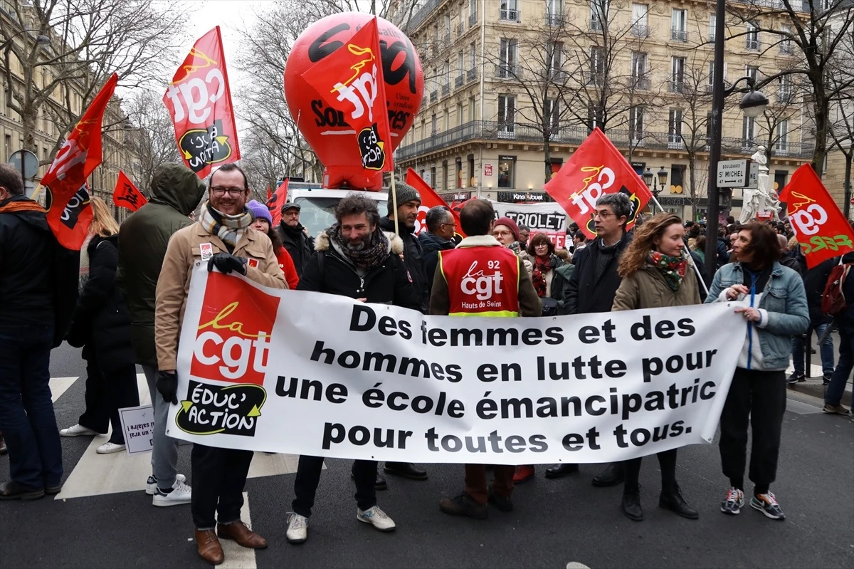 Paris\'te öğretmenler maaş artışı talebiyle gösteri düzenledi