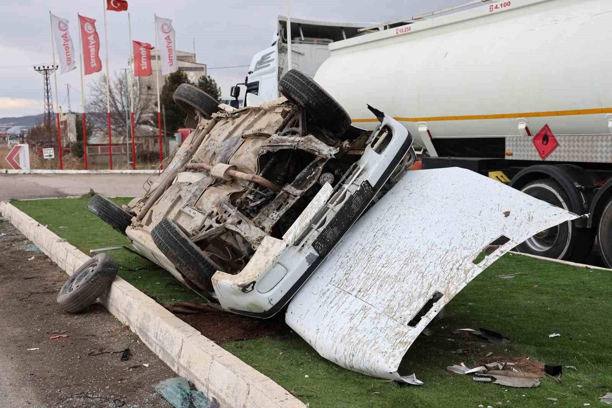 Elazığ\'da Otomobilin Elektrik Direğiyle Çarpışması Sonucu 5 Kişi Yaralandı