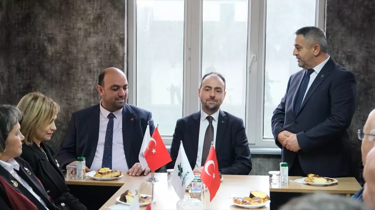 Saadet Partisi Sakarya Büyükşehir Belediye Başkan Adayı Ömer Abdullah Ayhan, Gelecek Partisi İl Başkanlığını ziyaret etti