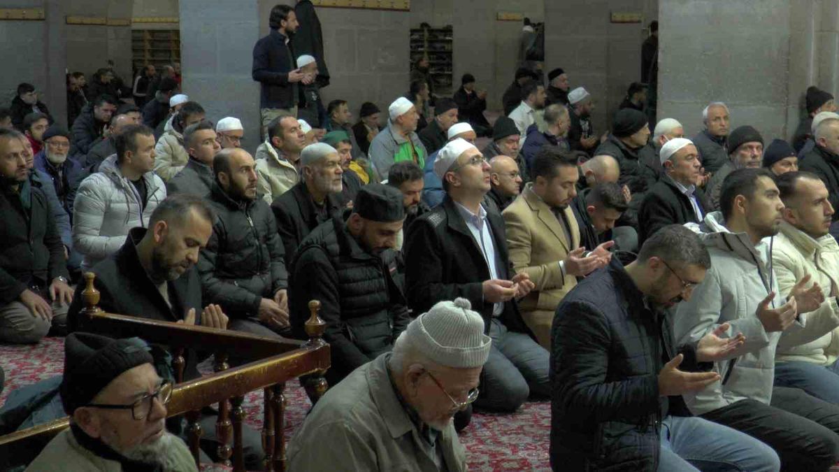Kayseri\'de Depremde Hayatını Kaybedenler İçin Dua Edildi