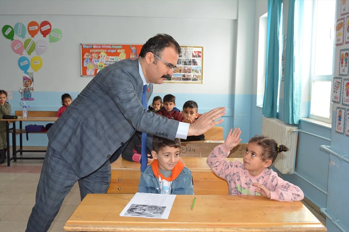 Şemdinli Kaymakamı Ali Ekber Ateş, köy okullarını ziyaret etti