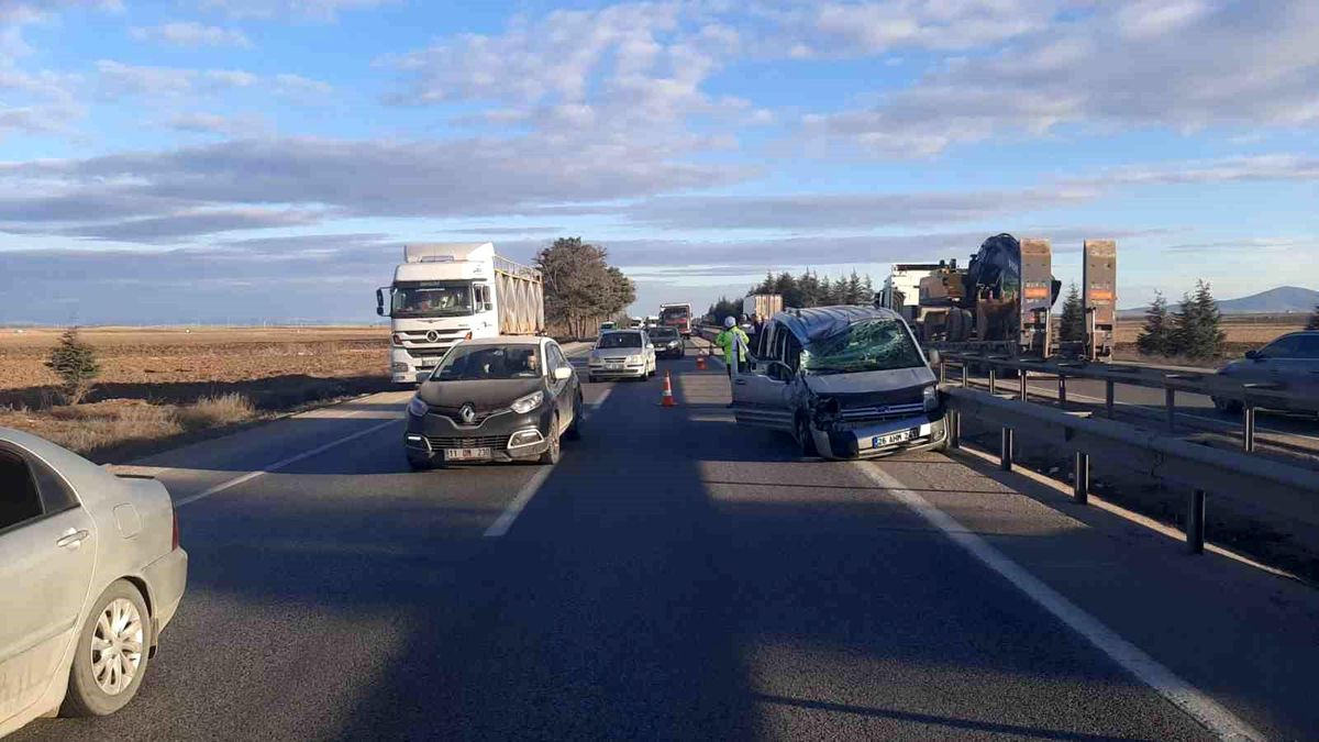 Eskişehir\'de Kamyonetin Tankere Çarpması Sonucu Bir Kişi Hayatını Kaybetti