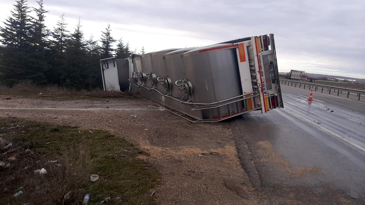 Eskişehir\'de Tırın Otomobile Çarpması Sonucu 3 Kişi Yaralandı
