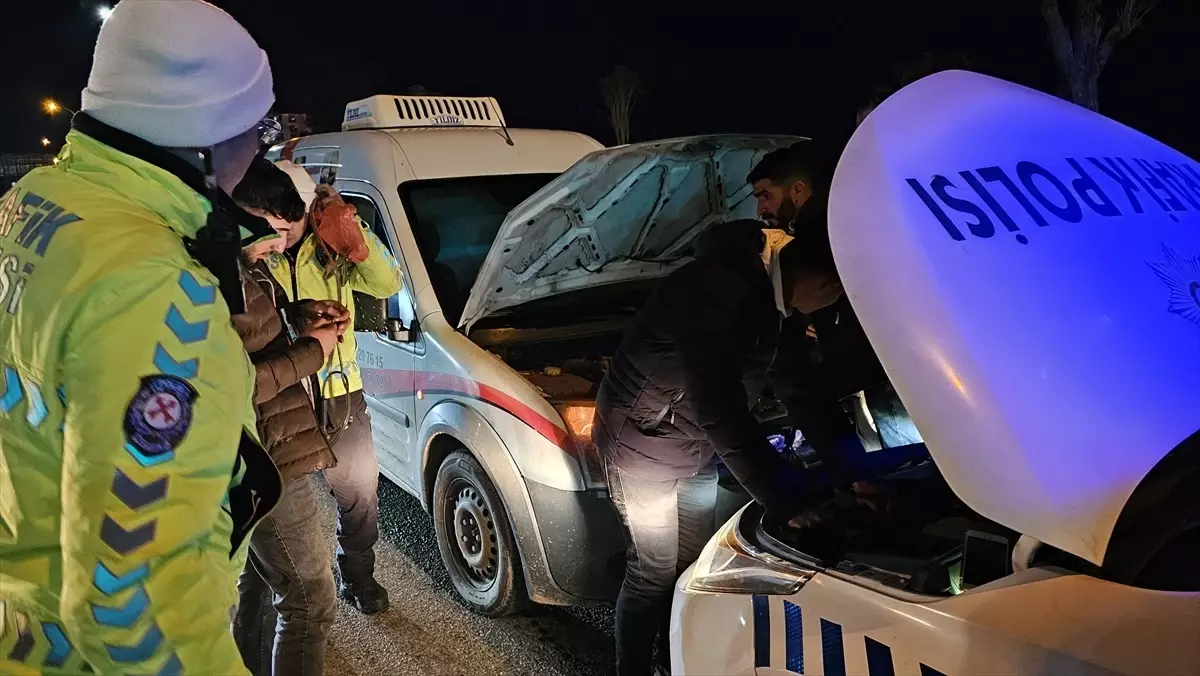 Siirt\'te arızalanan kamyonet trafik polislerinin yardımıyla çalıştırıldı