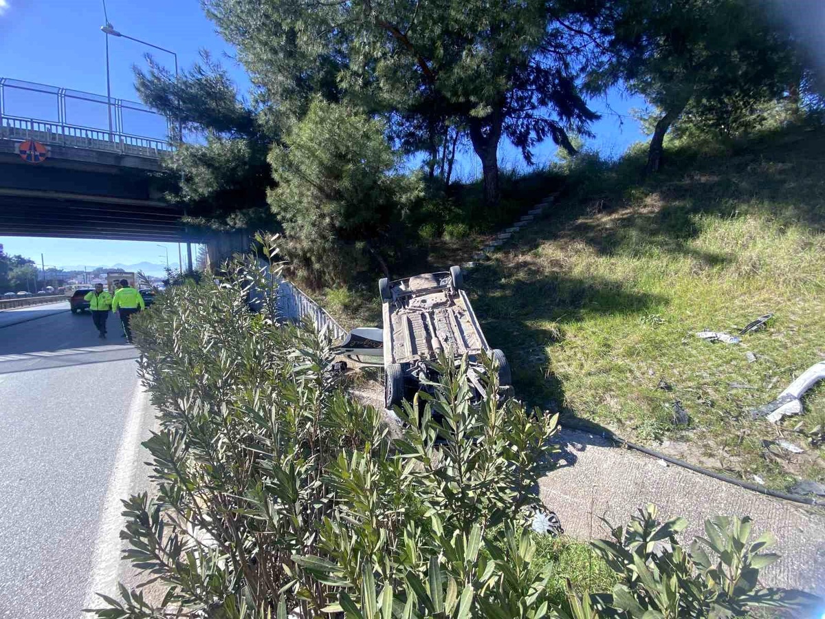 Antalya\'da Trafik Kazası: Otomobil Takla Attı, 2 Kişi Yaralandı