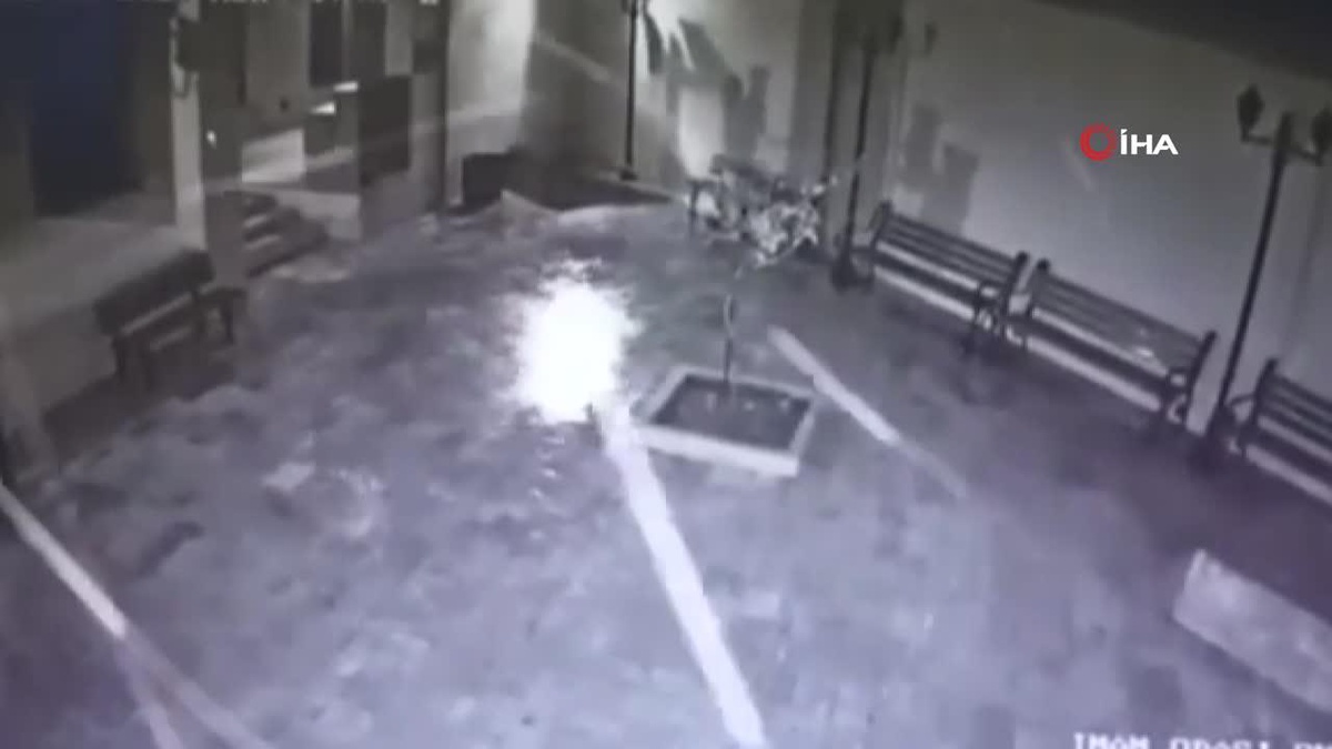 Hatay\'da tarihi caminin yıkım anları görüntülendi