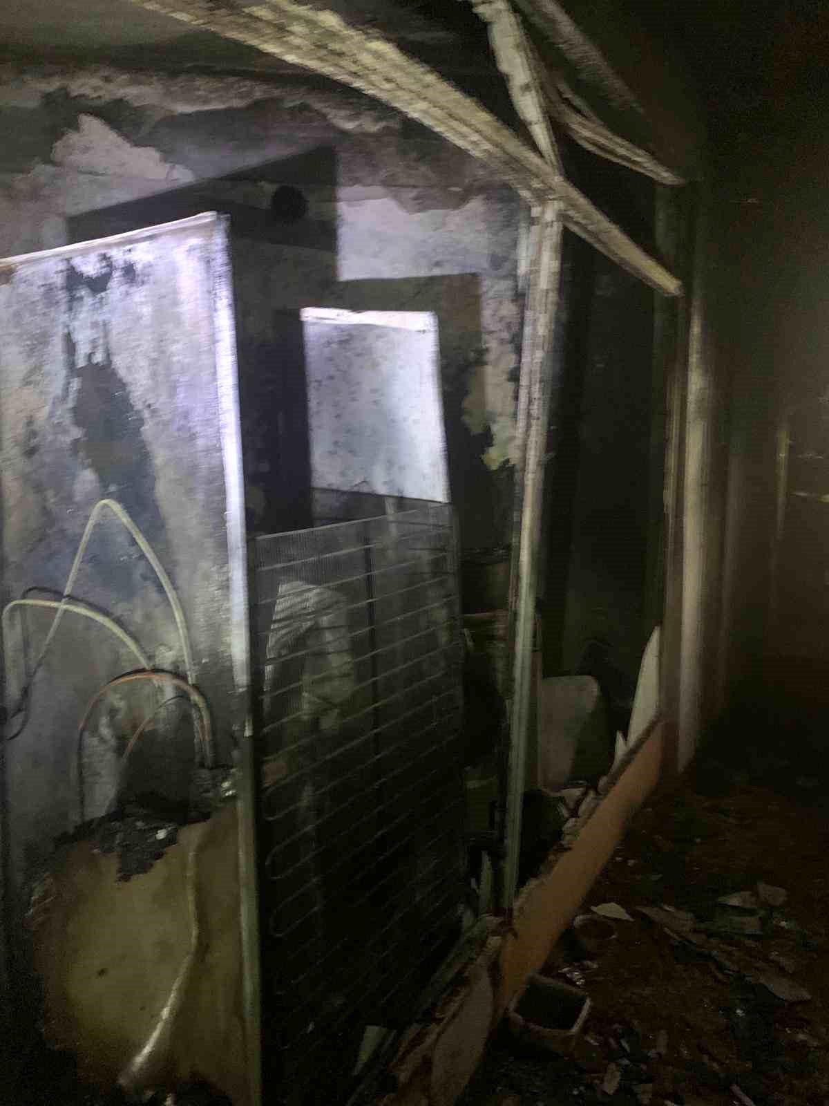 Tekirdağ Çorlu\'da Pasaj İçindeki Hurdalık İş Yerinde Yangın Çıktı