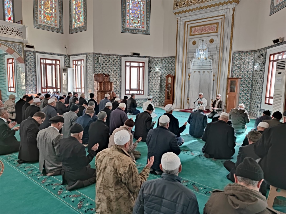 Tosya Kaymakamlığı, depremde hayatını kaybedenler için mevlit okuttu