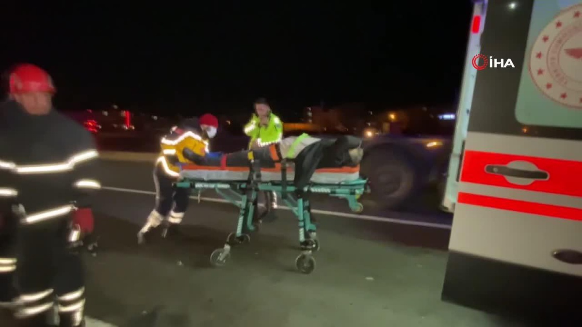 Trafik ışıklarında feci kaza: Otostopla bindiği pikap kamyona çarptı
