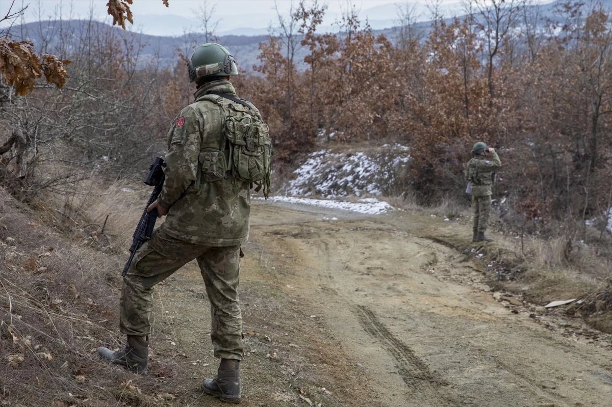 Türk askeri Kosova-Sırbistan sınırında devriye faaliyetine devam ediyor