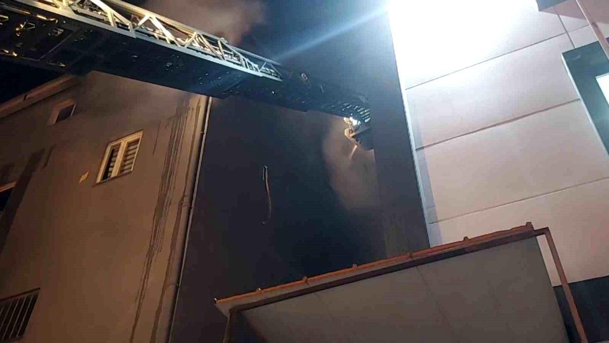 Ümraniye\'de mum imalathanesinde çıkan yangın kontrol altına alındı