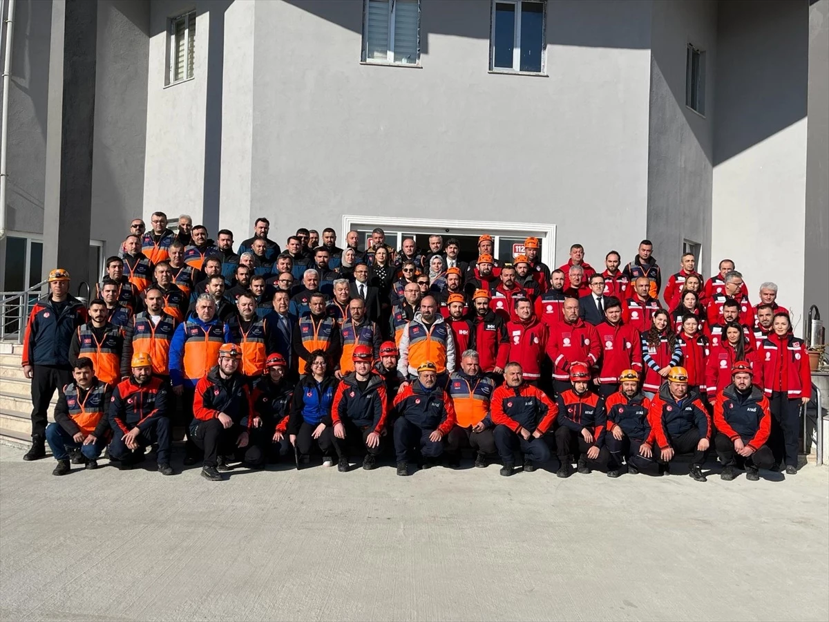 Bartın Valisi Nurtaç Arslan, deprem bölgesindeki arama kurtarma ekipleriyle buluştu
