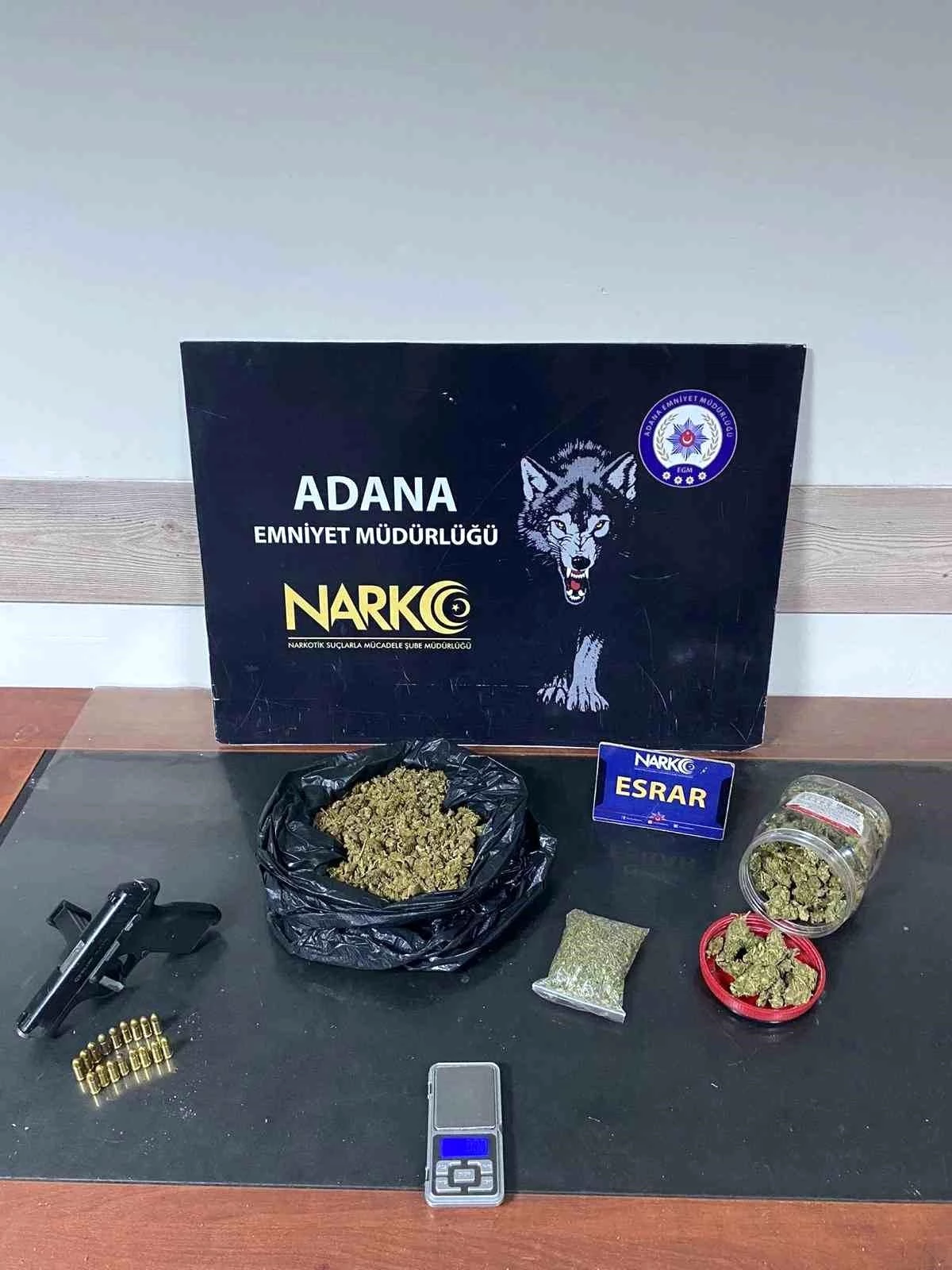 Adana\'da Uyuşturucu Operasyonunda 4 Kilogram Metamfetamin ve Ruhsatsız Tabancalar Ele Geçirildi