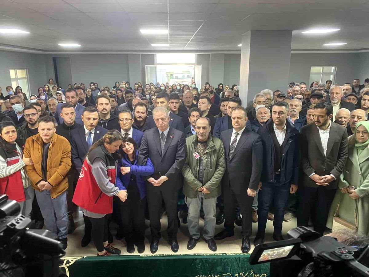 İstanbul Adalet Sarayı\'ndaki saldırıda hayatını kaybeden Dilfıraz Karataş son yolculuğuna uğurlandı