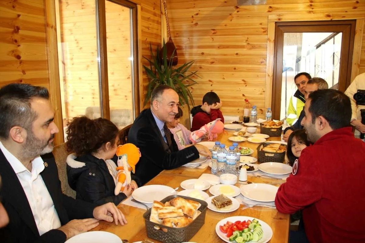 AK Parti Kırıkkale Milletvekili ve Belediye Başkanı depremzedeleri ziyaret etti