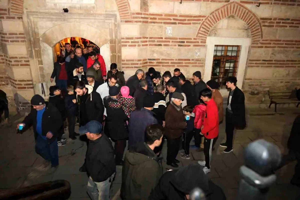 Akşehir Belediyesi Miraç Kandili'nde Vatandaşlara İkramlarda Bulundu