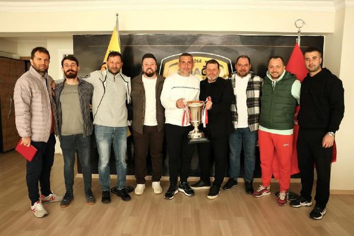 Aliağa Futbol\'da Teknik Direktör Hakan Şapçı\'ya Plaketli Veda Töreni