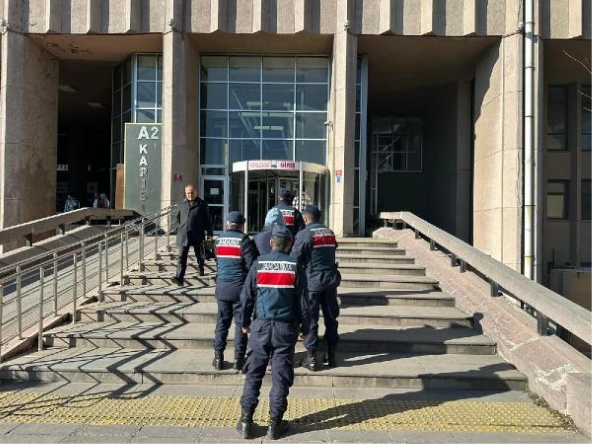 Ankara\'da Kaçak Silah ve Mühimmat Taşıyan Kargo Şirketi Çalışanı Gözaltına Alındı
