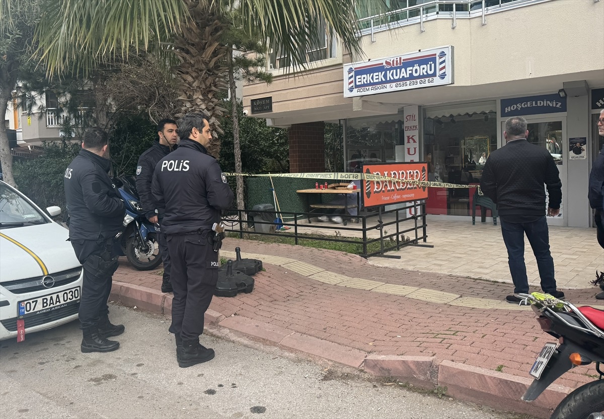 Antalya\'da bir kişi iş yerinin önünde ölü bulundu